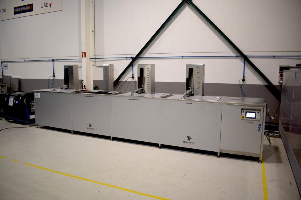 Ultrasonic Cleaning Machine for Injection Moulds ,TT-4 x 400N 4 TT-4 x 400N – Ultrasonic Cleaning Machine for Injection Moulds